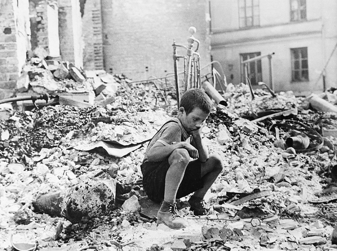 Σεπτέμβριος 1939, Βαρσοβία. Ο 9 χρόνων Πολωνός Ρίτσαρντ Παγιέφσκι στα ερείπια του σπιτιού της οικογένειάς του. μετά τους βομβαρδισμούς της πρωτεύουσας της Πολωνίας από τη γερμανική αεροπορία. Από το βιβλίο του  Julien Bryan, Warsaw: 1939 Siege, Polonia Publishing House, Βαρσοβία 1959, σελ. 126.