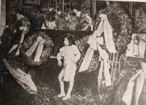 O μικρός Λώρης Μαργαρίτης στη σκηνή, μπροστά στο δαφνοστεφανωμένο πιάνο του, 1903.  