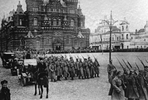 1917. Αγήματα μπολσεβίκων παρελαύνουν στην Κόκκινη Πλατεία της Μόσχας.