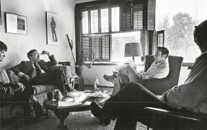 O καθηγητής Gian-Carlo Rota (αριστερά) και ο θεωρητικός φυσικός David H. Sharp. κατά τη διάρκεια της συζήτησής τους με τους «δημοσιογράφους» του περιοδικού του εργαστηρίου Los Alamos.     