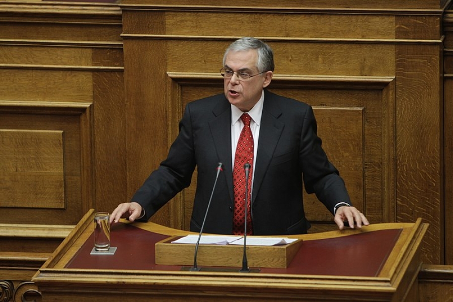 Αθήνα, Νοέμβριος 2011. Ο Λουκάς Παπαδήμος μιλά, ως πρωθυπουργός, στο ελληνικό Κοινοβούλιο.