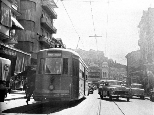 Δεκαετία 1950. Τραμ στην Αθήνα, στο Μοναστηράκι, με φόντο την Ακρόπολη. 