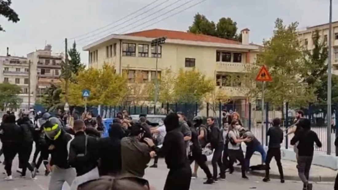 29 Σεπτεμβρίου 2021, Σταυρούπολη Θεσσαλονίκης. Συμπλοκή έξω από τα ΕΠΑΛ ανάμεσα σε μαθητές με φασιστικά συνθήματα και &quot;αντιφασίστες&quot; φοιτητές με κομμουνιστικά συνθήματα.