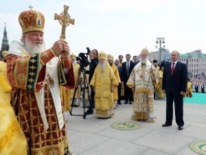 2018, Μόσχα, Ρωσία. Ο πρόεδρος Πούτιν παρευρίσκεται σε θρησκευτική τελετή χοροστατούντος του Πατριάρχη πασών των Ρωσιών Κυρίλλου. Η θρησκεία στη Ρωσία, είναι συστατικό της εθνικής κρατικής ιδεολογίας και του ρωσικού εθνικισμού, που ευνοεί την εθνική επεκτατικότητα.