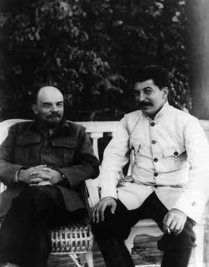 1922. O Στάλιν (δεξιά) έχει επισκεφτεί τον Λένιν στην ντάτσα του στο Γκόρκι. Ο Ολέγκ Χλεβνιούκ δεν ξεχωρίζει τον Λένιν από τον Στάλιν, ούτε τον τελευταίο από την πρώτη γενιά μπολσεβίκων συνωμοτών που κατέλαβαν διά της βίας την εξουσία σε μια παραλυμένη Ρωσία. 