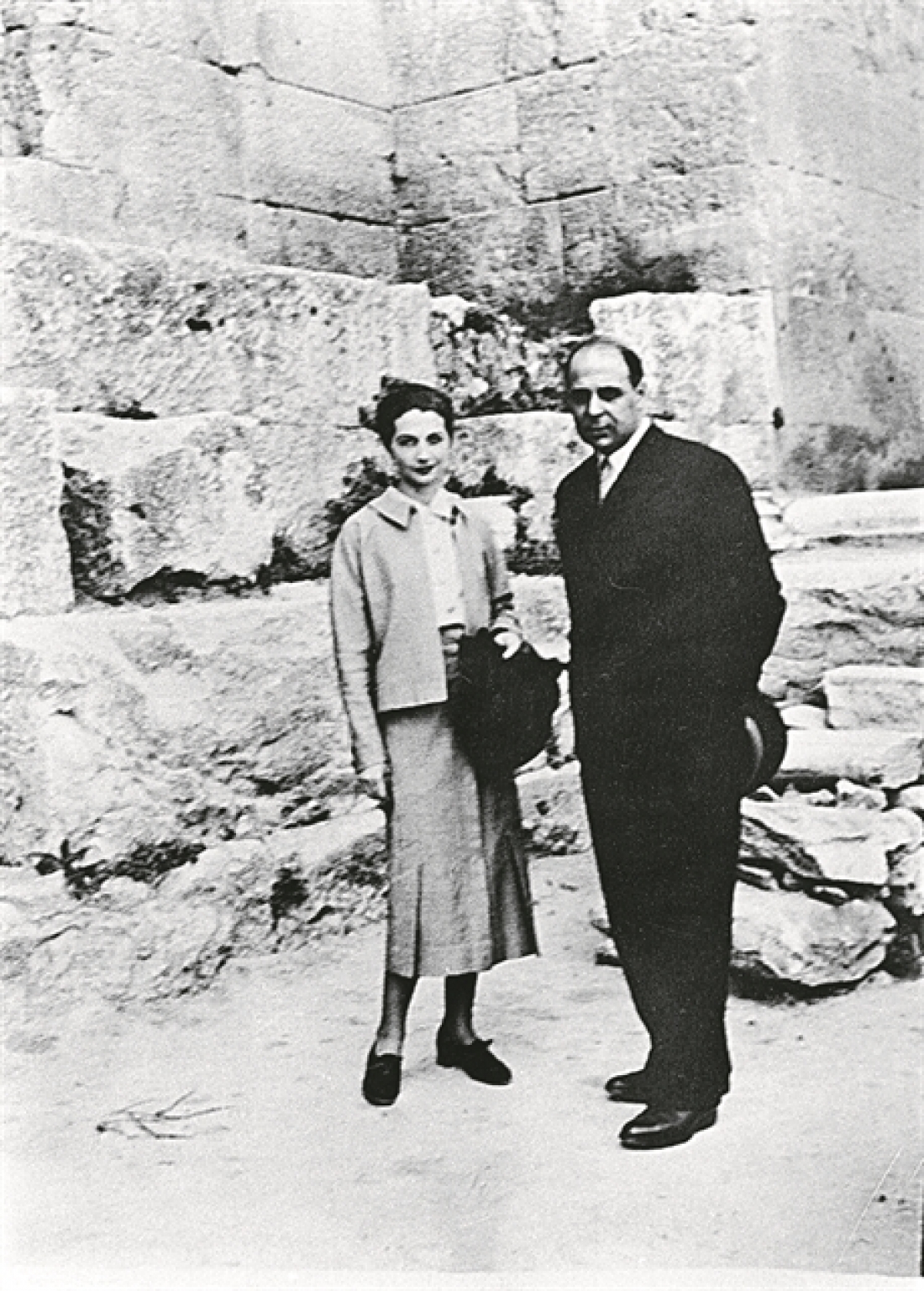 Ο Γιώργος Σεφέρης και η γυναίκα του Μαρώ, στην Αθήνα, έξω από το Ηρώδειο, το 1937. Φωτογραφία από το βιβλίο Γιώργος Σεφέρης, Επιστολές στην αδελφή του Ιωάννα (1934-1939), Μελάνι, 2019.