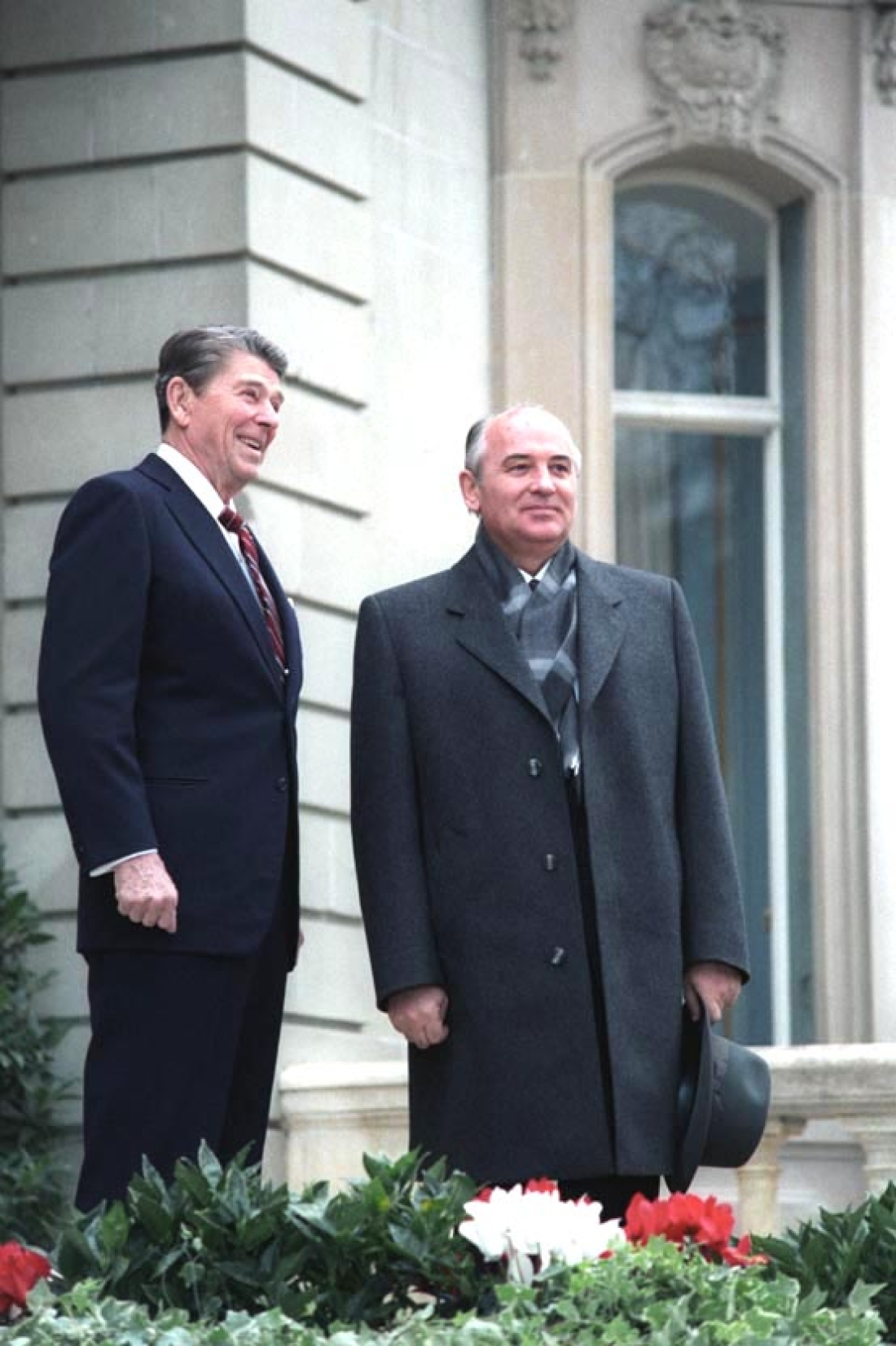 1985, Γενεύη, Ελβετία. Ο Μιχαήλ Γκορμπατσόφ συναντιέται με τον αμερικανό πρόεδρο Ρόναλντ Ρέιγκαν. Ο Γκορμπατσόφ είχε μόλις διαδεχεί τον εκλιπόντα Κονσταντίν Τσερνιένκο στη θέση του γενικού΄γραμματέα της ΕΣΣΔ.