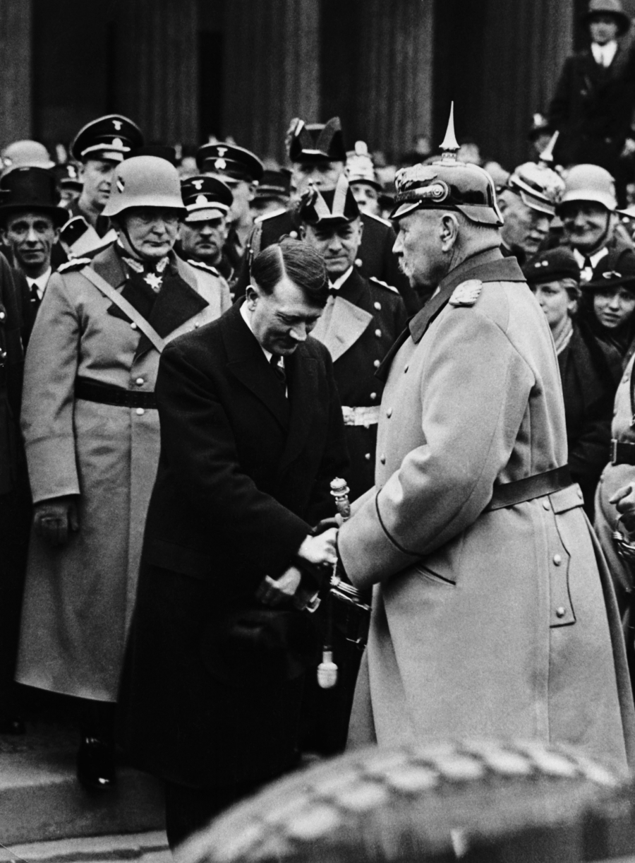 &Nu;&upsilon;&rho;&epsilon;&mu;&beta;έ&rho;&gamma;&eta;, 1929. &Omicron; &eta;&gamma;έ&tau;&eta;&sigmaf; &tau;&omicron;&upsilon; &epsilon;&theta;&nu;&iota;&kappa;&omicron;&sigma;&omicron;&sigma;&iota;&alpha;&lambda;&iota;&sigma;&tau;&iota;&kappa;&omicron;ύ &kappa;ό&mu;&mu;&alpha;&tau;&omicron;&sigmaf; &Alpha;&delta;ό&lambda;&phi;&omicron;&sigmaf; &Chi;ί&tau;&lambda;&epsilon;&rho; &sigma;&upsilon;&nu;&alpha;&nu;&tau;ά&tau;&alpha;&iota; &mu;&epsilon; &tau;&omicron;&nu; &pi;&rho;ό&epsilon;&delta;&rho;&omicron; &tau;&eta;&sigmaf; &Delta;&eta;&mu;&omicron;&kappa;&rho;&alpha;&tau;ί&alpha;&sigmaf; &tau;&eta;&sigmaf; &Beta;&alpha;ϊ&mu;ά&rho;&eta;&sigmaf;, &Pi;ά&omicron;&upsilon;&lambda; &phi;&omicron;&nu; &Chi;ί&nu;&tau;&epsilon;&nu;&mu;&pi;&omicron;&upsilon;&rho;&gamma;&kappa;. &Chi;&omega;&rho;ί&sigmaf; &tau;&eta;&nu; &alpha;&nu;&omicron;&chi;ή &tau;&eta;&sigmaf; &delta;&eta;&mu;&omicron;&kappa;&rho;&alpha;&tau;ί&alpha;&sigmaf;, &eta; &Gamma;&epsilon;&rho;&mu;&alpha;&nu;ί&alpha;, &eta; &Epsilon;&upsilon;&rho;ώ&pi;&eta; &kappa;&alpha;&iota; &eta; &alpha;&nu;&theta;&rho;&omega;&pi;ό&tau;&eta;&tau;&alpha; &pi;&iota;&theta;&alpha;&nu;ό&nu; &theta;&alpha; &epsilon;ί&chi;&alpha;&nu; &alpha;&pi;&omicron;&phi;ύ&gamma;&epsilon;&iota; &tau;&omicron;&nu; &nu;&alpha;&zeta;&iota;&sigma;&tau;&iota;&kappa;ό ό&lambda;&epsilon;&theta;&rho;&omicron;.