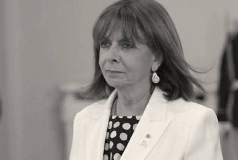 12/3: &Eta; &tau;. &Pi;&rho;ό&epsilon;&delta;&rho;&omicron;&sigmaf; &tau;&eta;&sigmaf; &Delta;&eta;&mu;&omicron;&kappa;&rho;&alpha;&tau;ί&alpha;&sigmaf;, &Kappa;&alpha;&tau;&epsilon;&rho;ί&nu;&alpha; &Sigma;&alpha;&kappa;&epsilon;&lambda;&lambda;&alpha;&rho;&omicron;&pi;&omicron;ύ&lambda;&omicron;&upsilon;, &sigma;&upsilon;&nu;&omicron;&mu;&iota;&lambda;&epsilon;ί &mu;&epsilon; &tau;&omicron;&nu; &Eta;&lambda;ί&alpha; &Kappa;&alpha;&nu;έ&lambda;&lambda;&eta;