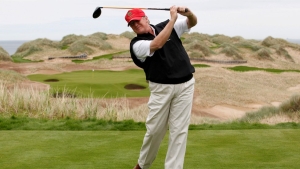 2012. O Ντόναλντ Τραμπ παίζει γκολφ.