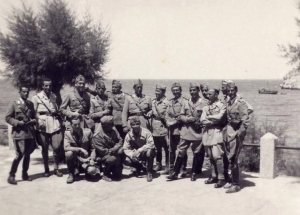 13 Σεπτεμβρίου 1943, Κάρπαθος. Η ιταλική φρουρά παραδίδεται στη στρατιωτική δύναμη των Γερμανών. Η Κάρπαθος πέφτει στα χέρια του στρατού των ναζί, και γίνεται στόχος των συμμαχικών δυνάμεων που δρουν στο Αιγαίο αλλά και αντιστασιακών ομάδων του νησιού.