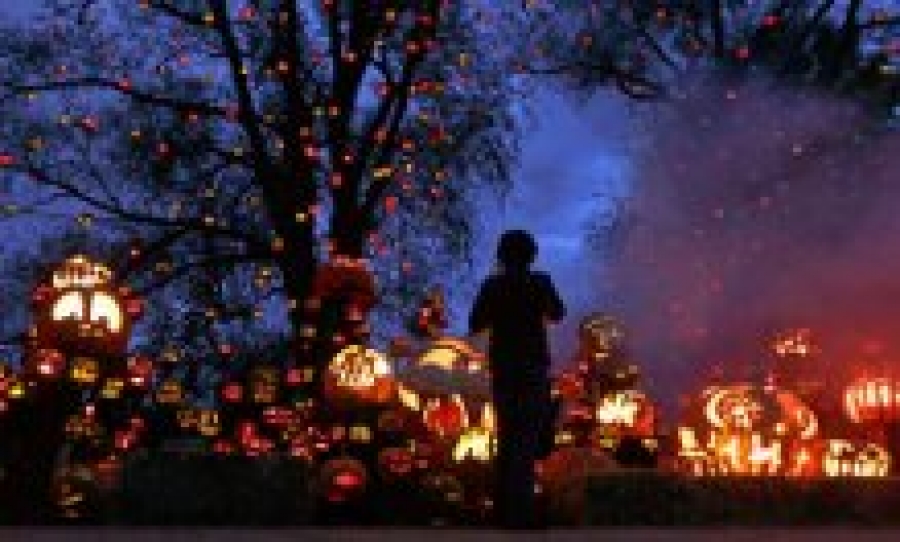 &Eta; &Alpha;&theta;ή&nu;&alpha; &gamma;&iota;&omicron;&rho;&tau;ά&zeta;&epsilon;&iota; &tau;&omicron; Halloween.