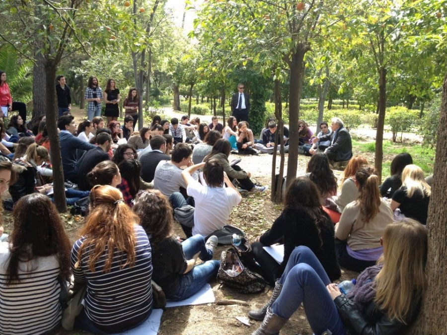 &Kappa;&alpha;&lambda;&omicron;&kappa;&alpha;ί&rho;&iota; 2012. &Omicron; &kappa;&alpha;&theta;&eta;&gamma;&eta;&tau;ή&sigmaf; &Sigma;&tau;&alpha;ύ&rho;&omicron;&sigmaf; &Tau;&sigma;&alpha;&kappa;&upsilon;&rho;ά&kappa;&eta;&sigmaf; (&kappa;&alpha;&theta;&iota;&sigma;&tau;ό&sigmaf; &delta;&epsilon;&xi;&iota;ά) &kappa;&alpha;&iota; &omicron; &kappa;&alpha;&theta;&eta;&gamma;&eta;&tau;ή&sigmaf; &Phi;ί&lambda;&iota;&pi;&pi;&omicron;&sigmaf; &Sigma;&pi;&upsilon;&rho;ό&pi;&omicron;&upsilon;&lambda;&omicron;&sigmaf; έ&chi;&omicron;&upsilon;&nu; &mu;&epsilon;&tau;&alpha;&phi;έ&rho;&epsilon;&iota; &tau;&omicron; &mu;ά&theta;&eta;&mu;&alpha; &kappa;&alpha;&iota; &delta;&iota;&delta;ά&sigma;&kappa;&omicron;&upsilon;&nu; &tau;&omicron;&upsilon;&sigmaf; &phi;&omicron;&iota;&tau;&eta;&tau;έ&sigmaf; &tau;&omicron;&upsilon;&sigmaf; &sigma;&tau;&omicron; &Zeta;ά&pi;&pi;&epsilon;&iota;&omicron;, &delta;&iota;ό&tau;&iota; &delta;&epsilon;&nu; &epsilon;ί&chi;&alpha;&nu; &delta;&upsilon;&nu;&alpha;&tau;ό&tau;&eta;&tau;&alpha; &nu;&alpha; &kappa;ά&nu;&omicron;&upsilon;&nu; &mu;ά&theta;&eta;&mu;&alpha; &sigma;&tau;&eta;&nu; &kappa;&alpha;&tau;&epsilon;&iota;&lambda;&eta;&mu;&mu;έ&nu;&eta; &Nu;&omicron;&mu;&iota;&kappa;ή.