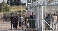 Το κέντρο κράτησης μεταναστών στην Αμυγδαλέζα. Ο ΣΥΡΙΖΑ επέλεξε τη σταδιακή απελευθέρωση των κρατουμένων, χωρίς σχέδιο ένταξής τους σε κάποια οργανωμένη δομή στήριξης, καταγραφής και ελέγχου τους. Την ίδια στιγμή, τα κυρίαρχα στερεότυπα για τη μετανάστευση παραμένουν κυρίαρχα. 