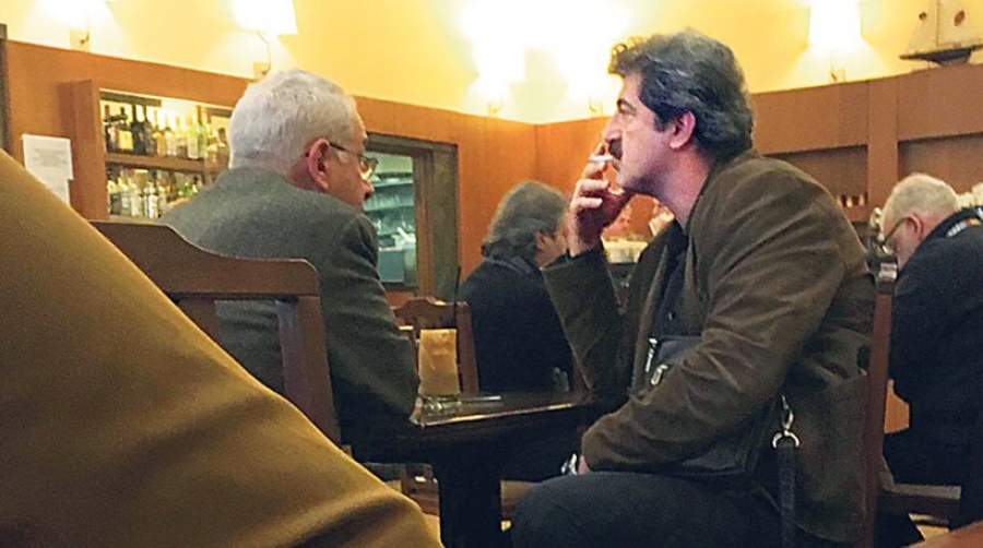 O &alpha;&nu;&alpha;&pi;&lambda;&eta;&rho;&omega;&tau;ή&sigmaf; &upsilon;&pi;&omicron;&upsilon;&rho;&gamma;ό&sigmaf; &Upsilon;&gamma;&epsilon;ί&alpha;&sigmaf; &Pi;&alpha;ύ&lambda;&omicron;&sigmaf; &Pi;&omicron;&lambda;ά&kappa;&eta;&sigmaf;, &kappa;&alpha;&pi;&nu;ί&zeta;&epsilon;&iota; &sigma;&tau;&omicron; &kappa;&alpha;&phi;&epsilon;&nu;&epsilon;ί&omicron; &tau;&eta;&sigmaf; &Beta;&omicron;&upsilon;&lambda;ή&sigmaf;. 