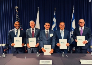 &Eta; &phi;&omega;&tau;&omicron;&gamma;&rho;&alpha;&phi;ί&alpha; &mu;&epsilon;&tau;ά &tau;&eta;&nu; &upsilon;&pi;&omicron;&gamma;&rho;&alpha;&phi;ή &tau;&eta;&sigmaf; &delta;&iota;&alpha;&kappa;ή&rho;&upsilon;&xi;&eta;&sigmaf; &gamma;&iota;&alpha; &tau;&eta; &delta;&eta;&mu;&iota;&omicron;&upsilon;&rho;&gamma;ί&alpha; &tau;&omicron;&upsilon; East Med Energy Center &sigma;&tau;&omicron; &Chi;&iota;&omicron;ύ&sigma;&tau;&omicron;&nu; &tau;&omega;&nu; &Eta;&Pi;&Alpha;, &pi;&alpha;&rho;&omicron;&upsilon;&sigma;ί&alpha; &tau;&omicron;&upsilon; &alpha;&mu;&epsilon;&rho;&iota;&kappa;&alpha;&nu;&omicron;ύ &upsilon;&pi;&omicron;&upsilon;&rho;&gamma;&omicron;ύ &Epsilon;&nu;έ&rho;&gamma;&epsilon;&iota;&alpha;&sigmaf;. &Delta;&epsilon;ύ&tau;&epsilon;&rho;&omicron; &alpha;&pi;ό &delta;&epsilon;&xi;&iota;ά, &kappa;&alpha;&iota; &omicron; έ&lambda;&lambda;&eta;&nu;&alpha;&sigmaf; &upsilon;&pi;&omicron;&upsilon;&rho;&gamma;ό&sigmaf; &Pi;&epsilon;&rho;&iota;&nu;ά&lambda;&lambda;&omicron;&nu;&tau;&omicron;&sigmaf; &kappa;&alpha;&iota; &Epsilon;&nu;έ&rho;&gamma;&epsilon;&iota;&alpha;&sigmaf;, &Sigma;&tau;&alpha;ύ&rho;&omicron;&sigmaf; &Pi;&alpha;&pi;&alpha;&sigma;&tau;&alpha;ύ&rho;&omicron;&upsilon;.