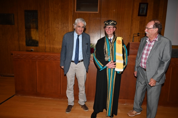 Έ&pi;&alpha;&iota;&nu;&omicron;&sigmaf; David Ricks