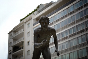 Το άγαλμα του Δρομέα στην πλατεία Συντάγματος. Φωτογραφία του Χρήστου Χρυσόπουλου.