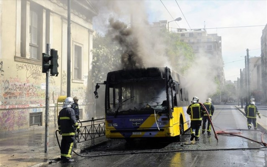 &Tau;&rho;ό&lambda;&epsilon;&iota; &pi;&upsilon;&rho;&pi;&omicron;&lambda;&eta;&mu;έ&nu;&omicron;, &sigma;&tau;&eta;&nu; &omicron;&delta;ό &Pi;&alpha;&tau;&eta;&sigma;ί&omega;&nu;, &mu;&pi;&rho;&omicron;&sigma;&tau;ά &alpha;&pi;ό &tau;&omicron; &Pi;&omicron;&lambda;&upsilon;&tau;&epsilon;&chi;&nu;&epsilon;ί&omicron;. 