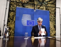 &Delta;&epsilon;&nu; &epsilon;&Omicron; &epsilon;&pi;&iota;&kappa;&epsilon;&phi;&alpha;&lambda;ή&sigmaf; &tau;&omicron;&upsilon; &sigma;&upsilon;&mu;&beta;&omicron;&upsilon;&lambda;ί&omicron;&upsilon; &tau;&omega;&nu; &upsilon;&pi;&omicron;&upsilon;&rho;&gamma;ώ&nu; &Omicron;&iota;&kappa;&omicron;&nu;&omicron;&mu;&iota;&kappa;ώ&nu; &tau;&eta;&sigmaf; &Epsilon;&upsilon;&rho;&omega;&zeta;ώ&nu;&eta;&sigmaf;, &Mu;ά&rho;&iota;&omicron; &Sigma;&epsilon;&nu;&tau;έ&nu;&omicron;, &sigma;&tau;&eta; &phi;&omega;&tau;&omicron;&gamma;&rho;&alpha;&phi;ί&alpha; &mu;&epsilon; &tau;&eta;&nu; &omicron;&pi;&omicron;ί&alpha; &alpha;&nu;&alpha;&kappa;&omicron;ί&nu;&omega;&sigma;&epsilon; &tau;&eta;&nu; &alpha;&nu;&alpha;&beta;&omicron;&lambda;ή &gamma;&iota;&alpha; &tau;&eta;&nu; &Pi;έ&mu;&pi;&tau;&eta; &tau;&omicron;&upsilon; Eurogroup.