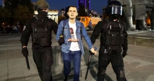 21 Σεπτεμβρίου 2022, Μόσχα, Ρωσία. Αστυνομικοί συλλαμβάνουν διαδηλωτή που κατέβηκε στους δρόμους διαμαρτυρόμενος για την κήρυξη από τον Πούτιν μερικής επιστράτευσης, προκειμένου να ενισχύσει τα στρατεύματά του στην Ουκρανία. Οι συγκεντρώσεις ήταν πολλές και οι συλλήψεις υπερβαίνουν τις χίλιες.