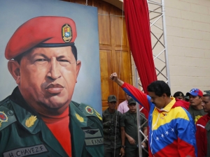 Ο πρόεδρος Μαδούρο σφίγγει τη γροθιά μπροστά στο εικόνισμα του προέδρου Τσάβες.