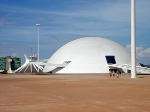 Το Εθνικό Μουσείο της Βραζιλίας  στην Μπραζίλια, έργο του Όσκαρ Νιμάγιερ.