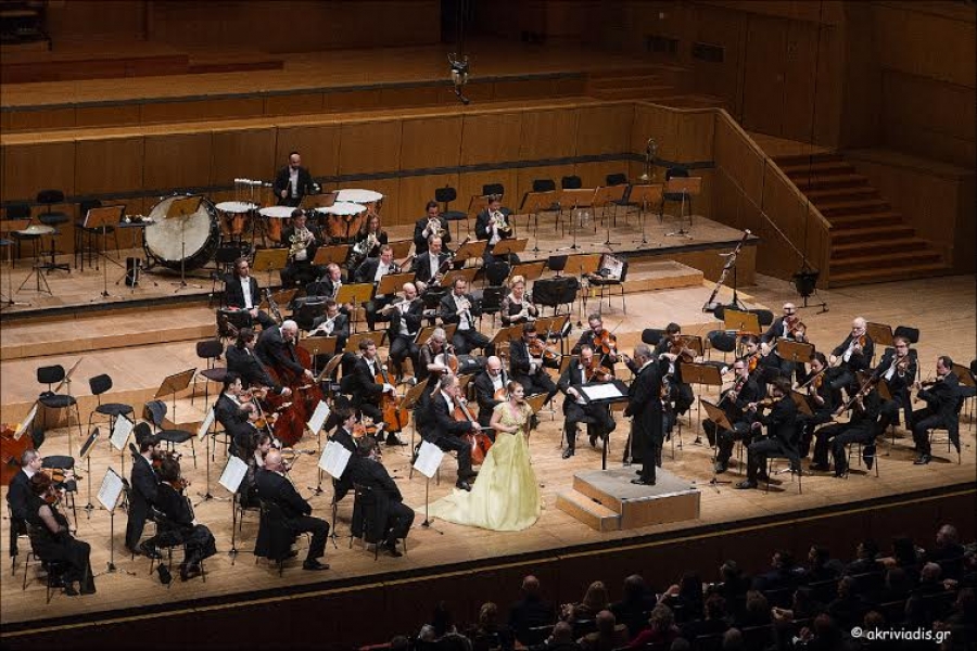 &Eta; &tau;&alpha;&lambda;&alpha;&nu;&tau;&omicron;ύ&chi;&omicron;&sigmaf; &sigma;&omicron;&pi;&rho;ά&nu;&omicron; &Chi;&rho;&iota;&sigma;&tau;ί&nu;&alpha; &Pi;&omicron;&upsilon;&lambda;ί&tau;&sigma;&eta;, &sigma;&tau;&eta; &sigma;&kappa;&eta;&nu;ή &tau;&omicron;&upsilon; &Mu;&epsilon;&gamma;ά&rho;&omicron;&upsilon; &Mu;&omicron;&upsilon;&sigma;&iota;&kappa;ή&sigmaf; &Alpha;&theta;&eta;&nu;ώ&nu;. &Eta; &tau;&rho;&alpha;&gamma;&omicron;&upsilon;&delta;ί&sigma;&tau;&rho;&iota;&alpha; &epsilon;&pi;έ&sigma;&tau;&rho;&epsilon;&psi;&epsilon; &sigma;&tau;&eta;&nu; &alpha;ί&theta;&omicron;&upsilon;&sigma;&alpha; &tau;&eta;&nu; &omicron;&pi;&omicron;ί&alpha; &pi;&omicron;&lambda;&lambda;ά &chi;&rho;ό&nu;&iota;&alpha; &pi;&rho;&iota;&nu; &epsilon;ί&chi;&epsilon; &gamma;&nu;&omega;&rho;ί&sigma;&epsilon;&iota;  &omega;&sigmaf; &tau;&alpha;&xi;&iota;&theta;έ&tau;&rho;&iota;&alpha;