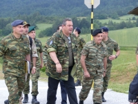 &Omicron; &Pi;ά&nu;&omicron;&sigmaf; &Kappa;&alpha;&mu;&mu;&epsilon;&nu;&omicron;&sigmaf; (&sigma;&tau;&omicron; &kappa;έ&nu;&tau;&rho;&omicron;, &mu;&epsilon; &tau;&eta; &chi;&omicron;&nu;&delta;&rho;ή &gamma;&alpha;&sigma;&tau;έ&rho;&alpha;) &mu;&epsilon; &sigma;&tau;&rho;&alpha;&tau;&iota;&omega;&tau;&iota;&kappa;ό &pi;&omicron;&upsilon;&kappa;ά&mu;&iota;&sigma;&omicron; &pi;&alpha;&rho;&alpha;&lambda;&lambda;&alpha;&gamma;ή&sigmaf; &sigma;&tau;&eta; &delta;&iota;ά&rho;&kappa;&epsilon;&iota;&alpha; &tau;&eta;&sigmaf; &alpha;&gamma;&alpha;&pi;&eta;&mu;έ&nu;&eta;&sigmaf; &tau;&omicron;&upsilon; &phi;&alpha;&nu;&tau;&alpha;&sigma;ί&omega;&sigma;&eta;&sigmaf;: &epsilon;&nu;ό&sigmaf; &pi;&alpha;&iota;&chi;&nu;&iota;&delta;&iota;&omicron;ύ &pi;&omicron;&lambda;έ&mu;&omicron;&upsilon;.