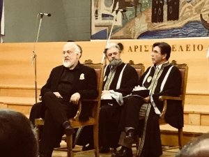 24 Νοεμβρίου 2017, αίθουσα τελετών του Αριστοτελείου Πανεπιστημίου Θεσσαλονίκης. Στην τελετή αναγόρευσης του Διονύση Σαββόπουλου σε επίτιμο διδάκτορα της Φιλοσοφικής Σχολής.