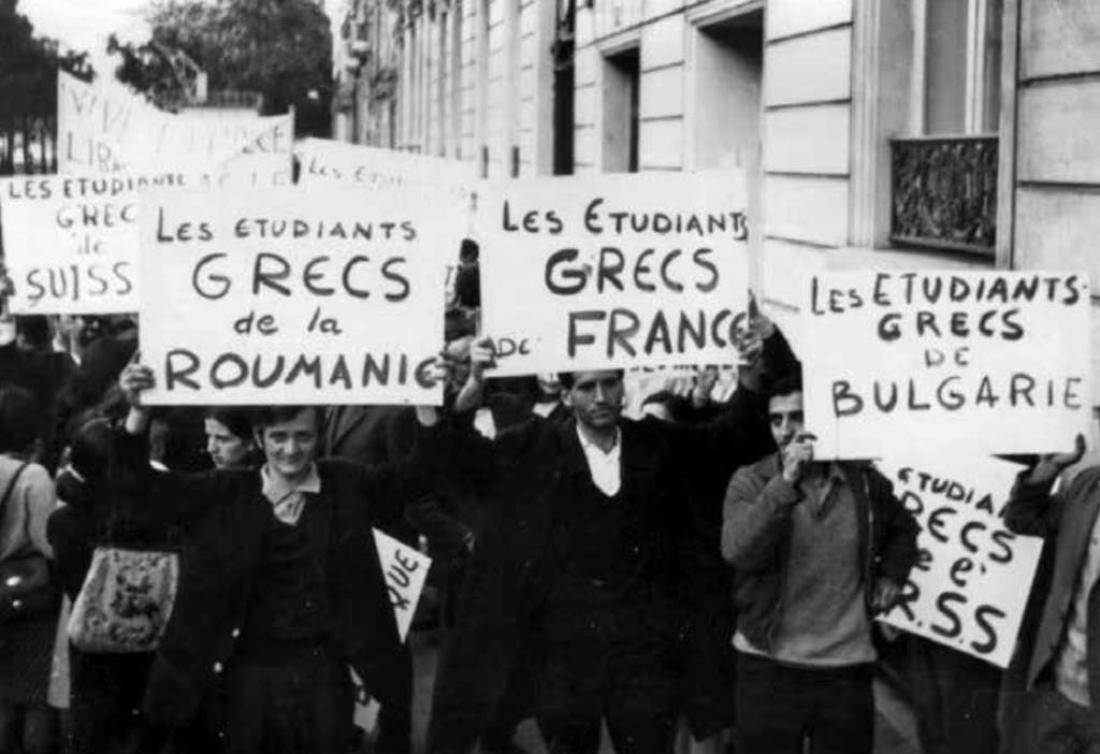 Μάιος 1967, Παρίσι. Έλληνες φοιτητές διαδηλώνουν στην ελληνική πρεσβεία, αμέσως μετά την επιβολή του πραξικοπήματος των συνταγματαρχών στην Ελλάδα. Σε πρώτο πλάνο, ο Μάκης Καβουριάρης, ο Νίκος Μπουρμπούλης και ο Νίκος Χατζηνικολάου.   Μάιος 1967, Παρίσι. Έλληνες φοιτητές διαδηλώνουν στην ελληνική πρεσβεία, αμέσως μετά την επιβολή του πραξικοπήματος των συνταγματαρχών στην Ελλάδα. Σε πρώτο πλάνο, ο Μάκης Καβουριάρης, ο Νίκος Μπουρμπούλης και ο Νίκος Χατζηνικολάου.