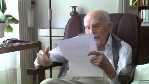 Ο Εμμανουήλ Κριαράς (1906-2014), σε πρόσφατη φωτογραφία του.