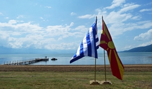 Σημαίες στις Πρέσπες, την ημέρα υπογραφής της συμφωνίας από Τσίπρα-Ζάεφ.