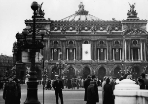 1941, Παρίσι. Το κτίριο της Όπερας, διακοσμημένο με σβάστικες λίγο πριν την έναρξη Φεστιβάλ Γερμανικής Μουσικής. Οι δυνάμεις κατοχής χρησιμοποιούσαν τους δημόσιους χώρους ως σύμβολα της στρατιωτικής παρουσίας τους στη γαλλική πρωτεύουσα.  