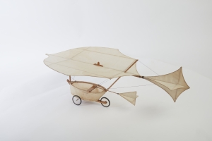 &Mu;&omicron;&nu;&tau;έ&lambda;&omicron; &alpha;&nu;&epsilon;&mu;ό&pi;&tau;&epsilon;&rho;&omicron;&upsilon; &tau;&omicron;&upsilon; &Sigma;&epsilon;&rho; &Tau;&zeta;&omicron;&rho;&tau;&zeta; &Kappa;έ&iota;&lambda;&iota;. &laquo;&Kappa;&upsilon;&beta;&epsilon;&rho;&nu;ή&sigma;&iota;&mu;&omicron; &Alpha;&lambda;&epsilon;&xi;ί&pi;&tau;&omega;&tau;&omicron;&raquo;, &Alpha;&gamma;&gamma;&lambda;ί&alpha;, 1852. &Kappa;&alpha;&tau;&alpha;&sigma;&kappa;&epsilon;&upsilon;&alpha;&sigma;&tau;ή&sigmaf; &mu;&omicron;&nu;&tau;έ&lambda;&omega;&nu;: R.D. Ramsay. &Phi;&omega;&tau;&omicron;&gamma;&rho;&alpha;&phi;ί&alpha;: Jon Augier.  