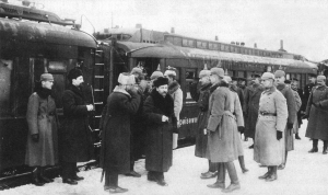 Μάρτιος 1918. Ο Λεβ Κάμενεφ, αντιπρόεδρος του Συμβουλίου των Επιτρόπων του Λαού, και μαζί του ο Λέων Τρότσκι, γίνονται δεκτοί από γερμανικό άγημα στο Μπρεστ Λιτόφσκ,  όπου έσπευσαν να υπογράψουν άρον άρον την επονείδιστη για τη σοβιετική Ρωσία συνθήκη με τη Γερμανία. 