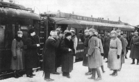 &Mu;ά&rho;&tau;&iota;&omicron;&sigmaf; 1918. &Omicron; &Lambda;&epsilon;&beta; &Kappa;ά&mu;&epsilon;&nu;&epsilon;&phi;, &alpha;&nu;&tau;&iota;&pi;&rho;ό&epsilon;&delta;&rho;&omicron;&sigmaf; &tau;&omicron;&upsilon; &Sigma;&upsilon;&mu;&beta;&omicron;&upsilon;&lambda;ί&omicron;&upsilon; &tau;&omega;&nu; &Epsilon;&pi;&iota;&tau;&rho;ό&pi;&omega;&nu; &tau;&omicron;&upsilon; &Lambda;&alpha;&omicron;ύ, &kappa;&alpha;&iota; &mu;&alpha;&zeta;ί &tau;&omicron;&upsilon; &omicron; &Lambda;έ&omega;&nu; &Tau;&rho;ό&tau;&sigma;&kappa;&iota;, &gamma;ί&nu;&omicron;&nu;&tau;&alpha;&iota; &delta;&epsilon;&kappa;&tau;&omicron;ί &alpha;&pi;ό &gamma;&epsilon;&rho;&mu;&alpha;&nu;&iota;&kappa;ό ά&gamma;&eta;&mu;&alpha; &sigma;&tau;&omicron; &Mu;&pi;&rho;&epsilon;&sigma;&tau; &Lambda;&iota;&tau;ό&phi;&sigma;&kappa;,  ό&pi;&omicron;&upsilon; έ&sigma;&pi;&epsilon;&upsilon;&sigma;&alpha;&nu; &nu;&alpha; &upsilon;&pi;&omicron;&gamma;&rho;ά&psi;&omicron;&upsilon;&nu; ά&rho;&omicron;&nu; ά&rho;&omicron;&nu; &tau;&eta;&nu; &epsilon;&pi;&omicron;&nu;&epsilon;ί&delta;&iota;&sigma;&tau;&eta; &gamma;&iota;&alpha; &tau;&eta; &sigma;&omicron;&beta;&iota;&epsilon;&tau;&iota;&kappa;ή &Rho;&omega;&sigma;ί&alpha; &sigma;&upsilon;&nu;&theta;ή&kappa;&eta; &mu;&epsilon; &tau;&eta; &Gamma;&epsilon;&rho;&mu;&alpha;&nu;ί&alpha;. 