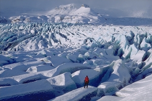 Παγετώνας Ισλανδίας με επιμήκεις ρηγματώσεις.