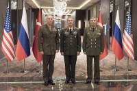 O &Beta;&alpha;&lambda;έ&rho;&iota; &Gamma;&kappa;&epsilon;&rho;&alpha;&sigma;ί&mu;&omicron;&phi; (&delta;&epsilon;&xi;&iota;ά), &mu;&epsilon; &tau;&omicron;&upsilon;&sigmaf; &omicron;&mu;&omicron;&lambda;ό&gamma;&omicron;&upsilon;&sigmaf; &tau;&omicron;&upsilon; &tau;&omega;&nu; &Eta;&Pi;&Alpha;, &Tau;&zeta;ό&zeta;&epsilon;&phi; &Nu;&tau;ά&nu;&phi;&omicron;&rho;&nu;&tau; (&alpha;&rho;&iota;&sigma;&tau;&epsilon;&rho;ά) &kappa;&alpha;&iota; &tau;&eta;&sigmaf; &Tau;&omicron;&upsilon;&rho;&kappa;ί&alpha;&sigmaf; &Chi;&omicron;&upsilon;&lambda;&omicron;ύ&sigma;&iota; &Alpha;&kappa;ά&rho; (&sigma;&tau;&eta; &mu;έ&sigma;&eta;), &sigma;&tau;&omicron; &pi;&lambda;&alpha;ί&sigma;&iota;&omicron; &mu;&iota;&alpha;&sigmaf; &delta;&iota;ά&sigma;&kappa;&epsilon;&psi;&eta;&sigmaf; &gamma;&iota;&alpha; &tau;&eta;&nu; &epsilon;&xi;έ&lambda;&iota;&xi;&eta; &tau;&omega;&nu; &epsilon;&pi;&iota;&chi;&epsilon;&iota;&rho;ή&sigma;&epsilon;&omega;&nu; &sigma;&tau;&eta; &Sigma;&upsilon;&rho;ί&alpha;, &sigma;&tau;&iota;&sigmaf; 6 &Mu;&alpha;&rho;&tau;ί&omicron;&upsilon; 2017.