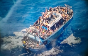 Το πλοιάριο με τους μετανάστες που βυθίστηκε σε ελληνική περιοχή έρευνας και διάσωσης. 