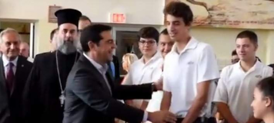 O έλληνας πρωθυπουργός Αλέξης Τσίπρας αντιμέτωπος με τον μαθητή που δείχνει δημοσίως ότι δεν τον εκτιμά. 