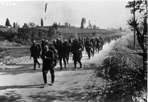 Αύγουστος ή Σεπτέμβριος 1922. Έλληνες στρατιώτες αποχωρούν συντεταγμένοι από το μέτωπο, μετά τη Μικρασιατική Καταστροφή.  
