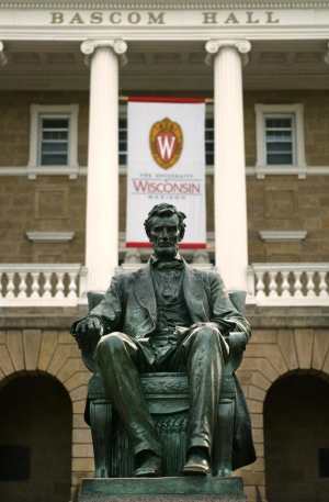 To άγαλμα του 16ου προέδρου των ΗΠΑ Αβραάμ Λίνκολν (1861-1865) σε ένα λόφο πλάι στη Νομική Σχολή και τη Σχολή Πολιτικών Επιστημών του Πανεπιστημίου του Γουισκόνσιν-Μάντισον, που φοιτητές του κινήματος της cancel culture απαιτούν την αποκαθήλωσή του. Το κίνημα που επιδιώκει την κατεδάφιση των αγαλμάτων του σε όλη την Αμερική του καταλογίζει τη συμπεριφορά του στους αυτόχθονες πληθυσμούς της Ντακότα και, ιδίως, την εκτέλεση τριάντα οκτώ Ινδιάνων της περιοχής.  