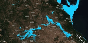 Τα εδάφη της Θεσσαλίας από δορυφόρο, μετά την πλημμύρα, στις 10 Σεπτεμβρίου 2023. Με γαλάζιο χρώμα, η δορυφορική λήψη ανιχνελυει την υγρασία του εδάφους.
