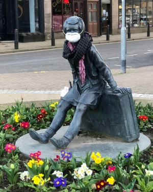 To άγαλμα της Wee Annie στο Γκούροκ της Σκωτίας με μάσκα, κατά τη διάρκεια της πανδημίας.  