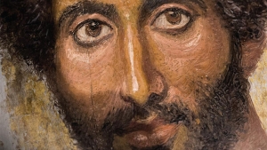 Πορτρέτο φαγιούμ (λεπτομέρεια), που κοσμεί το εξώφυλλο του «Περεγρίνου», του νέου μυθιστορήματος του Αντώνη Νικολή.  