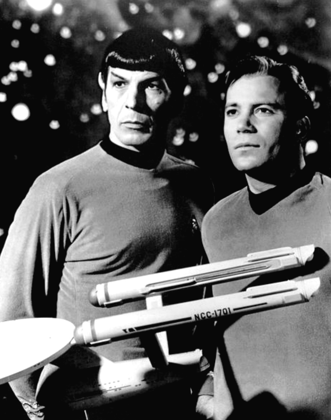 Προωθητική εικόνα με τον Λέοναρντ Νιμόυ και τον Γουίλλιαμ Σάτνερ, που υποδύονταν αντιστοίχως τον Δρα Σποκ και τον Κάπταιν Κερκ, στο τηλεοπτικό πρόγραμμα της δεκαετίας του 1960, Star Trek.     