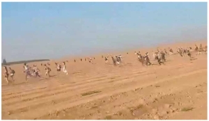 7 Οκτωβρίου 2023, Νότιο Ισραήλ. Θεατές απομακρύνονται τρέχοντας από το μουσικό φεστιβάλ, κοντά στο κιμπούτς Ρεΐμ, όπου λίγο πριν διασκέδαζαν, έπειτα από τη δολοφονική επίθεση των ανδρών της Χαμάς. Εικόνα από βίντεο που κυκλοφόρησε τις πρώτες ώρες μετά τη σφαγή.  