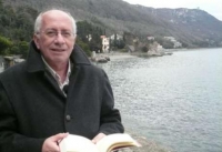 &Omicron; &Alpha;&nu;&tau;&alpha;ί&omicron;&sigmaf; &Chi;&rho;&upsilon;&sigma;&omicron;&sigma;&tau;&omicron;&mu;ί&delta;&eta;&sigmaf; &phi;&omega;&tau;&omicron;&gamma;&rho;&alpha;&phi;&eta;&mu;έ&nu;&omicron;&sigmaf; &mu;&epsilon; έ&nu;&alpha; &beta;&iota;&beta;&lambda;ί&omicron;. &Sigma;&tau;&alpha; &beta;&iota;&beta;&lambda;ί&alpha; &alpha;&phi;&iota;έ&rho;&omega;&sigma;&epsilon; &tau;&eta; &zeta;&omega;ή &tau;&omicron;&upsilon;.