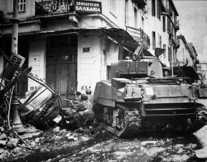 &Delta;&epsilon;&kappa;έ&mu;&beta;&rho;&iota;&omicron;&sigmaf; 1944. &Beta;&rho;&epsilon;&tau;&alpha;&nu;&omicron;ί &kappa;&omicron;&mu;ά&nu;&tau;&omicron;&sigmaf; &kappa;&alpha;&lambda;&upsilon;&mu;&mu;έ&nu;&omicron;&iota; &pi;ί&sigma;&omega; &alpha;&pi;ό &tau;&alpha;&nu;&kappa; &sigma;&tau;&eta;&nu; &omicron;&delta;ό &Sigma;&omega;&kappa;&rho;ά&tau;&omicron;&upsilon;&sigmaf;.